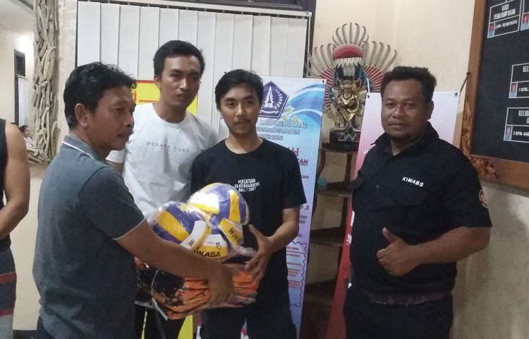Penyerahan Baju Dan Bola Untuk Pemain Yang Akan Berlaga Di KTI Cup
