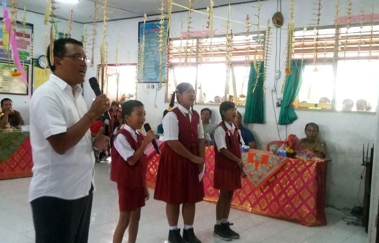 Perbekel Desa Abiansemal Hadiri Acara Pelepasan dan Kenaikan Kelas SD No 4 Abiansemal