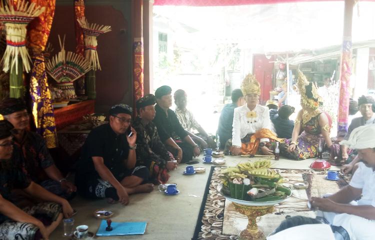 Perbekel Desa Abiansemal Hadiri Pawiwahan Warga