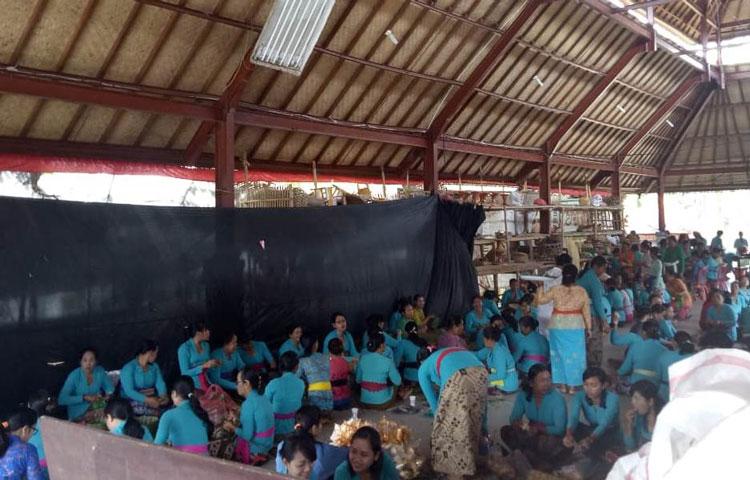 Persiapan PKK Banjar Aseman Menjelang Upacara Melaspas