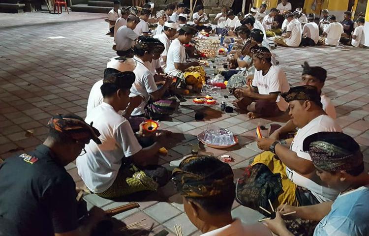 Sampat Lidi kembali Ngayah Nyanggra Piodalan Ring Pura Dalem