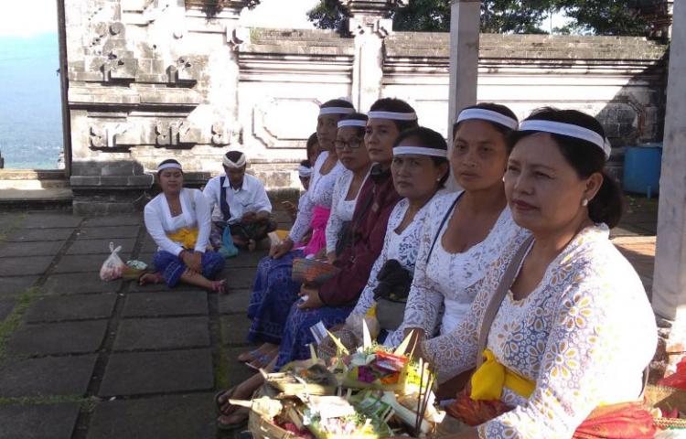 Sarati Mendak Tirta Ring Pura Puncak Lempuyang