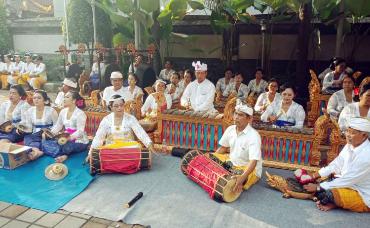 Sekha Gong Istri Dharma Patni Nyarengin Upakara Ring Kantor Desa Abiansemal