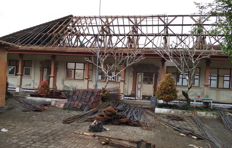 Tahap pembongkaran di SD N 2 Abiansemal.