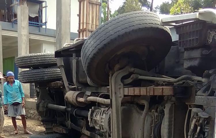 Tak Kuat menahan Beban Truck Proyek Terguling