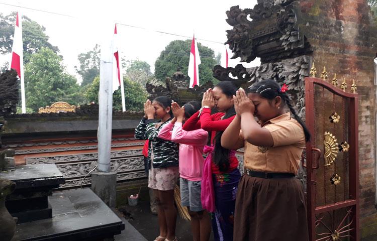 Tak Lupa Menjalankan Kewajiban Hindu Sebelum Berangkat Roadshow