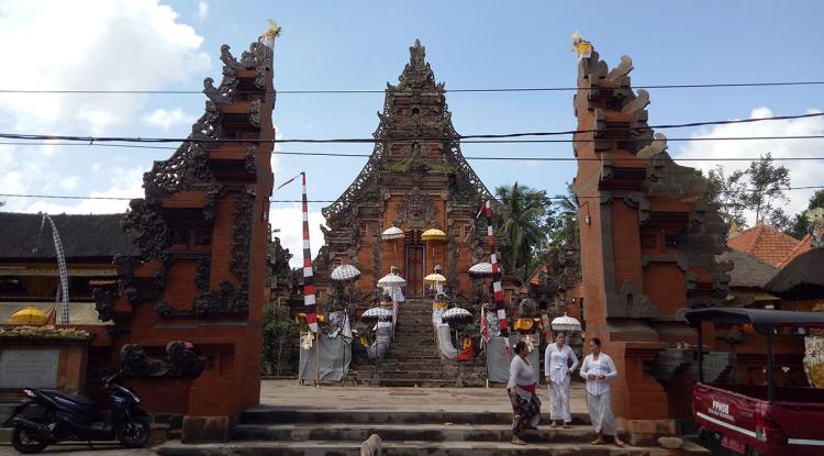 Tembok Penyengker Dan Candi Bentar Di Pura Desa Abiansemal  Siap Di Upacarai
