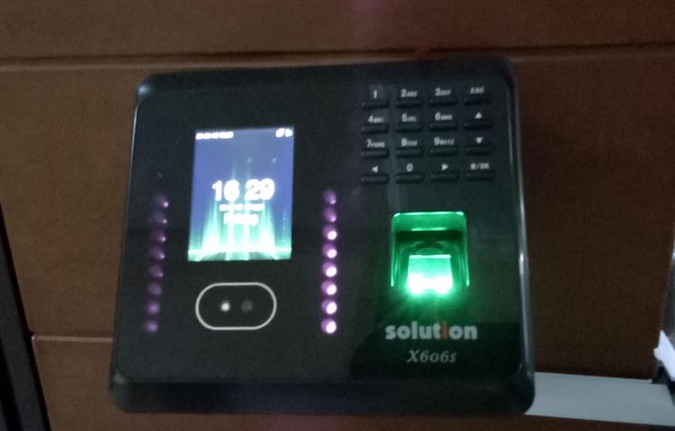 Tingkatkan Kedisiplinan Pegawai, Kantor Desa Abiansemal Gunakan Face ID dan Finger Print