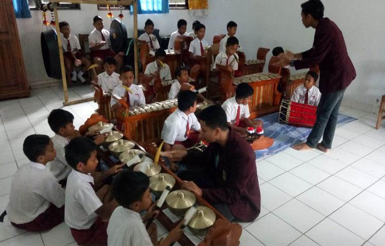 Tingkatkan Nilai Seni, KKN ISI Ajarkan Menari Dan Menabuh Di Sekolah Dasar