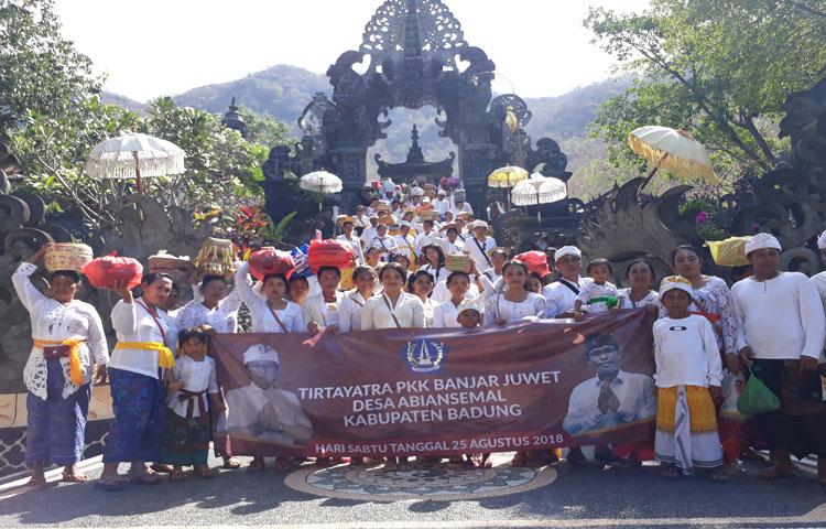 Tirta Yatra PKK Banjar Juwet Abiansemal Berjalan Lancar