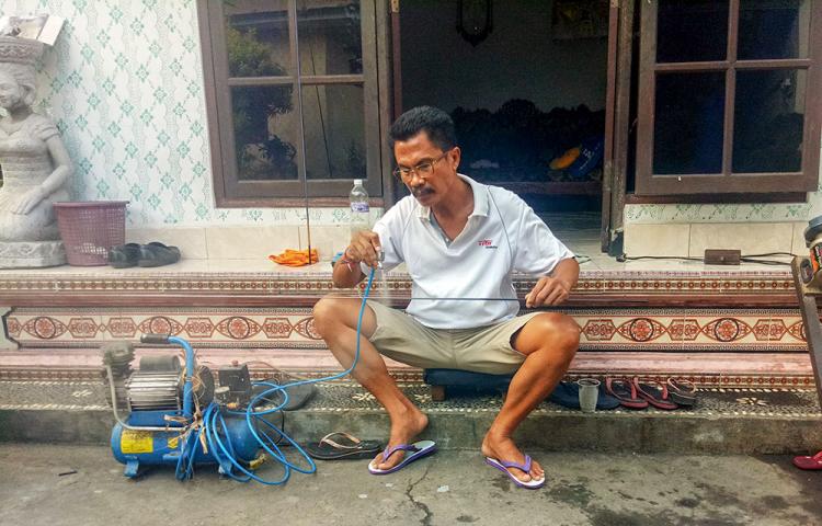 Tut Astawa. Pembuat Joran/pales Handmade