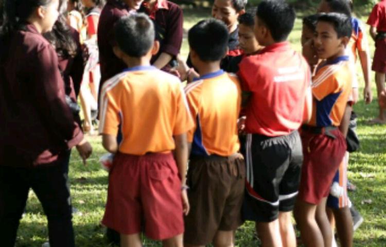 Ungkapan Sarana Bakti, SMP 5 Abiansemal dan KKN ISI Denpasar Membersihkan Area Suci di Desa Adat Gerih Abiansemal