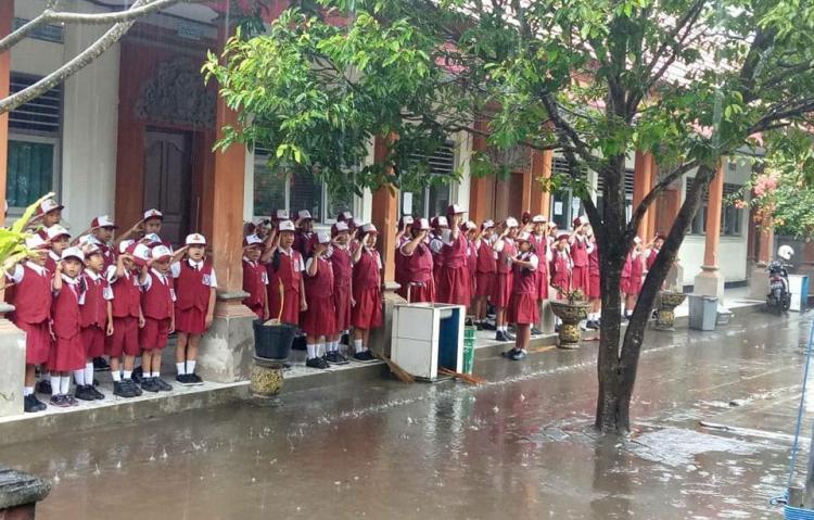 Upacara Bendera  Kegiatan Menumbuhkan Nilai-Nilai Karakter Bangsa Di Sekolah