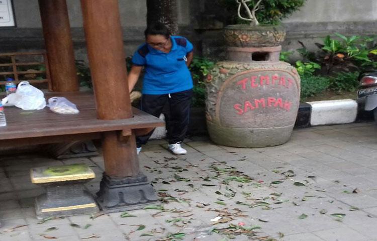 Walaupun Tanggal Merah Petugas Kebersihan Tetap Melaksanakan Kewajibannya