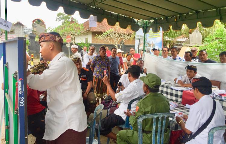 Warga Antusias Saksikan Perhitungan Surat Suara Pemilihan Gubernur dan Wakil Gubernur.