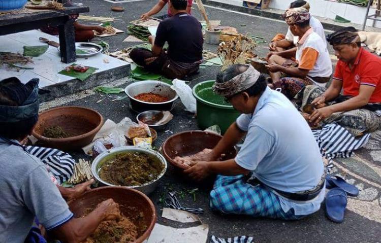 Warga Banjar Aseman Abiansemal Uyak Sate