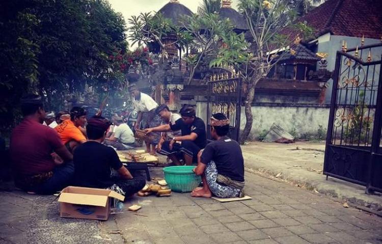 Warga Banjar Aseman Ngayah Mebat Jelang Upacara Melaspas