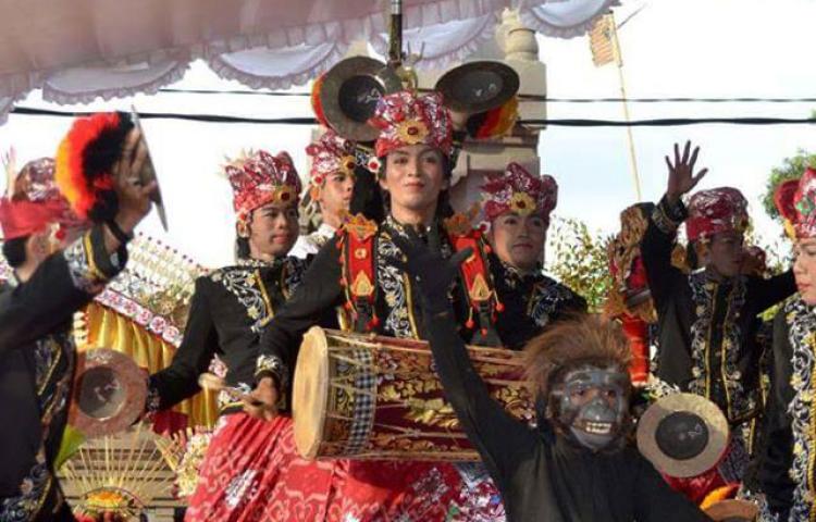 Wenara Egar Jembatan Tradisi Menuju Era Globalisasi