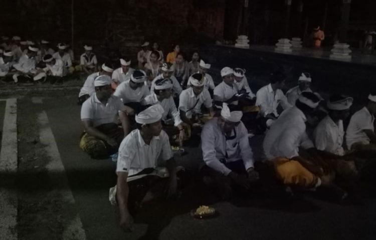 Wujudkan Sradha dan Bakti, St. Taruna Karya Rutin Melaksanakan Acara Persembahyangan.