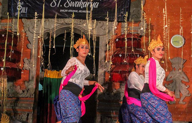 Heboh! , Beberapa Pemuda Banjar Keraman Menari Tari Manuk Rawa Di Hut Stt. Swakarya Ke-47 tahun.