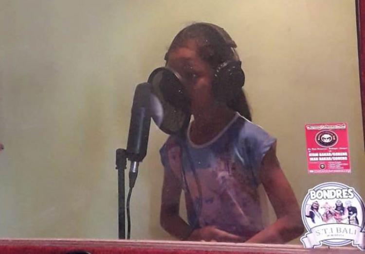 “A, Na, Ca, Ra, Ka” Gek Indira Melafalkan Aksara Bali Lewat Lagu