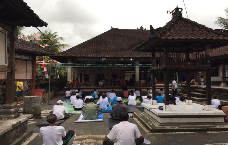 “Yoga ketawa” Sehatkan Lansia Banjar Gunung