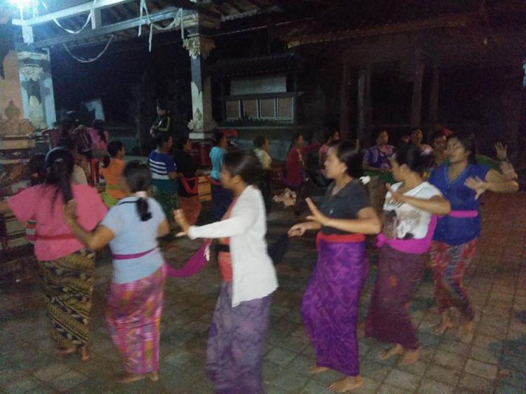 Antusias Ibu PKK Mengikuti Latihan menari Rejang Renteng Belok/sidan