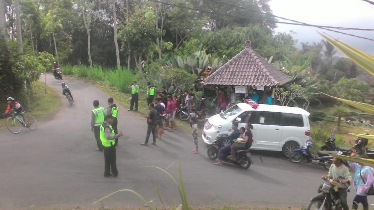 Antusias Masyarakat Br. Sekarmukti Ikut Mendukung Lomba "Customs Cycling"