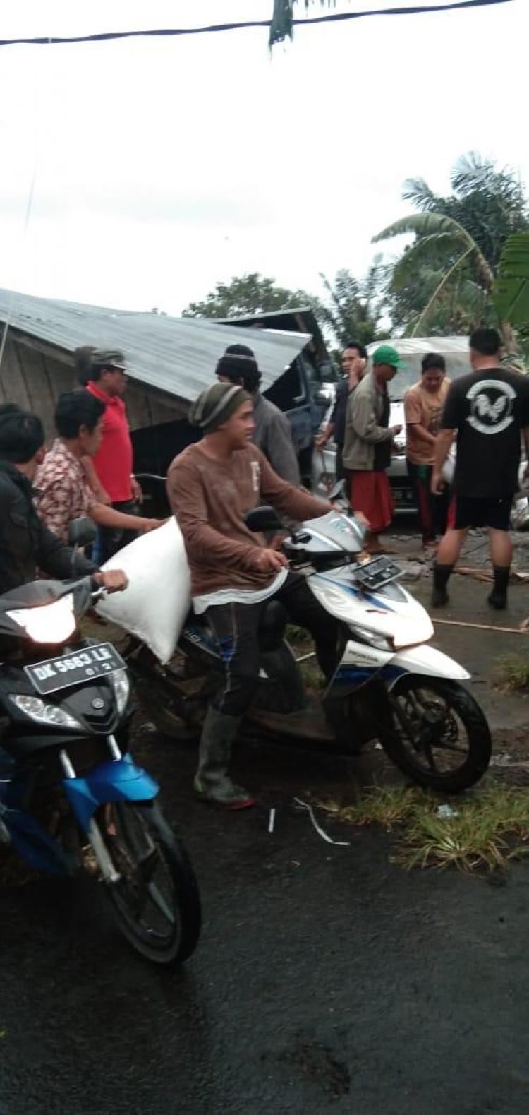 Bahu-membahu Warga Banjar Sekarmukti Membantu Korban Bencana Angin Kencang