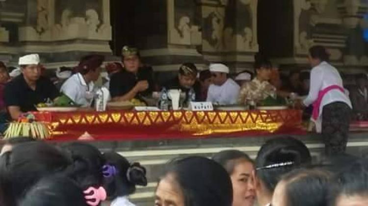 Bupati Badung menghadiri upacara ngaben masal di Belok/Sidan.