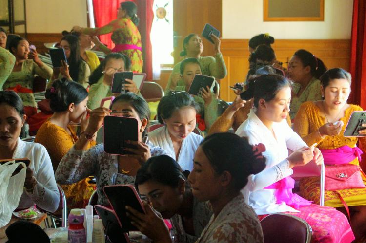 Cantik dan Elegan, PKK Belok/Sidan latihan tata rias dan tata busana.