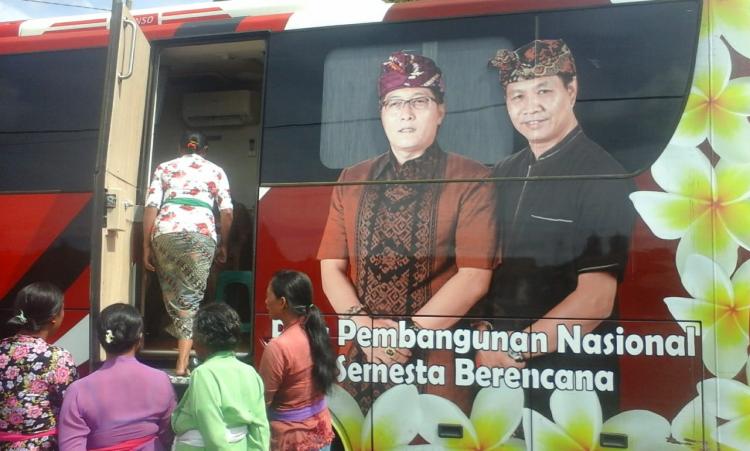 Cek Kesehatan gratis, Masyarakat Banjar Belok rela mengantri.