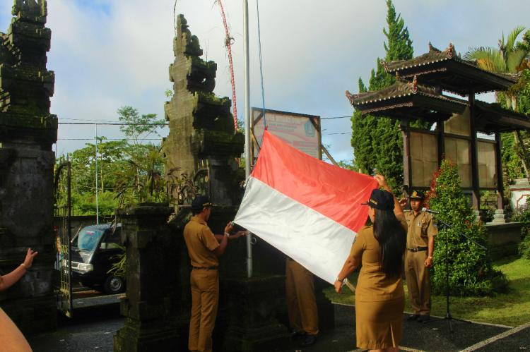 Cinta NKRI, Pemerintah desa Belok Sidan melakukan Upacara Bendera.