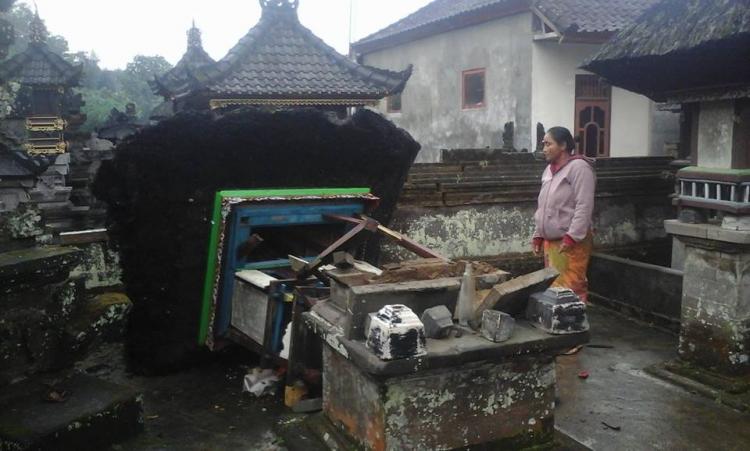 Gempa dahsyat memporak-porandakan Sanggah di Belok/Sidan