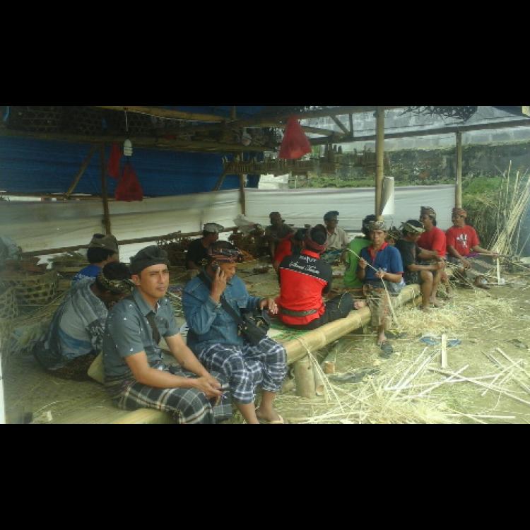 Gotong royong masyarakat desa adat Sidan untuk acara ngaben masal.