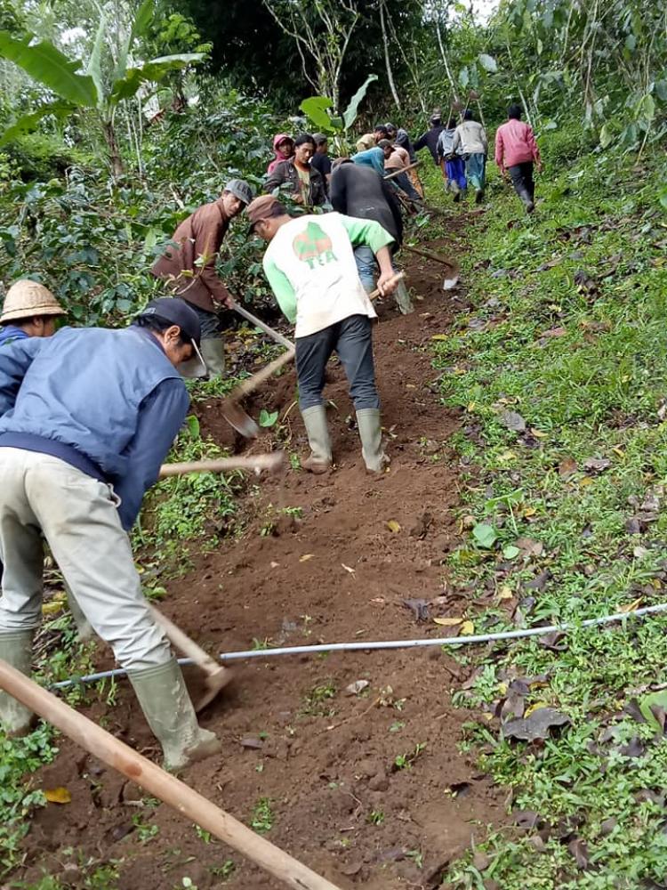 Gotong royong masyarakat penerima bantuan Hidram Hidropande di Br.Bon Belok/Sidan.