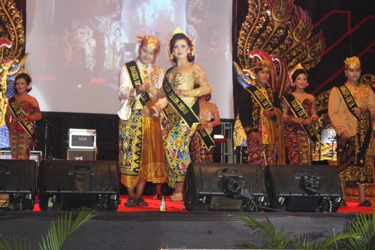 Jegeg Bagus Belok/Sidan tampil mempesona di HUT Mangupura ke 9.