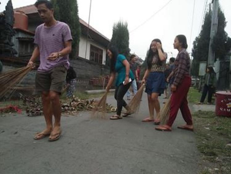 Kegiatan Gotong Royong Pemuda Br.bon