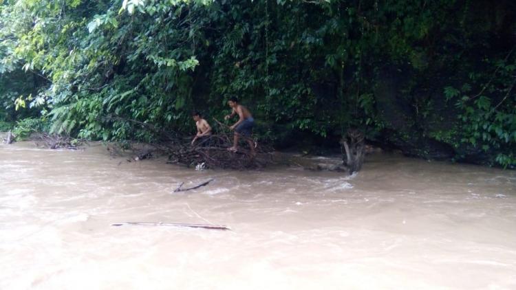 Kegiatan bersih-bersih di sungai Banjar penikit