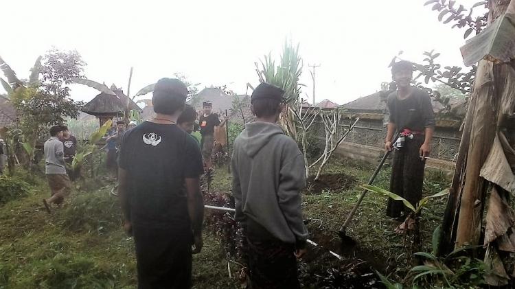 Kerja Bakti St. Sekar Sari Dibantu Mahasiswa KKN Warmadewa