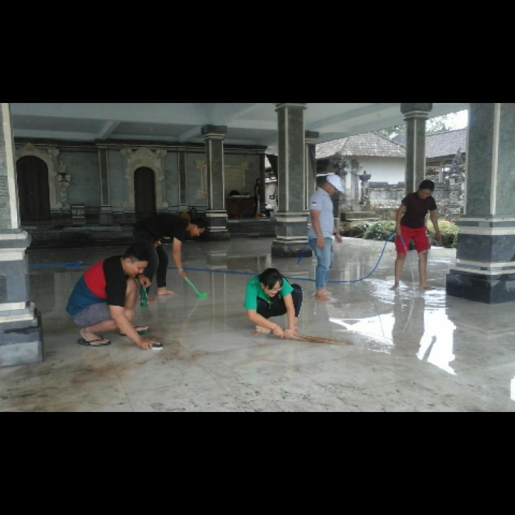 Kerja bakti KKN UNWAR bersama Pemuda Br.Selantang.