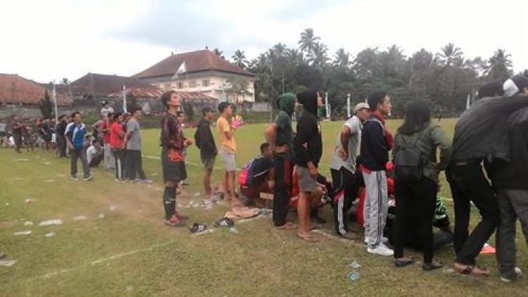 Keseruan Pemuda Belok/Sidan Di Lapangan Umum Petang
