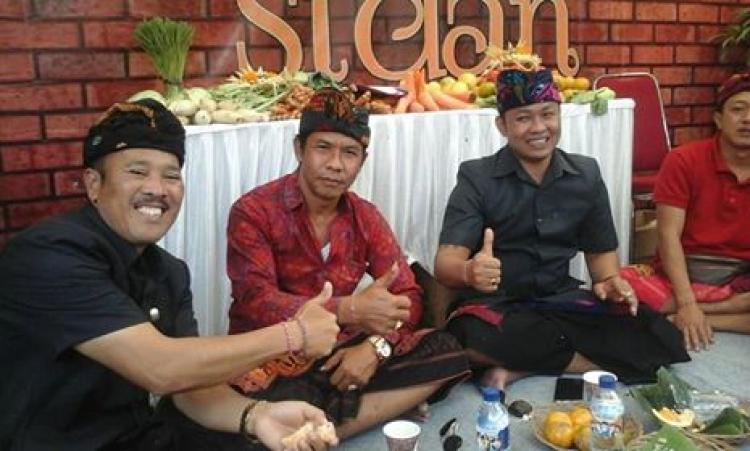 Kunjungan spesial dari Perbekel Petang dan Pelaga di stand Belok/Sidan.