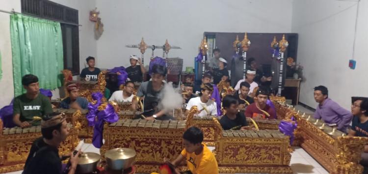 Mantapkan diri, Pemuda Banjar Belok berlatih menabuh.