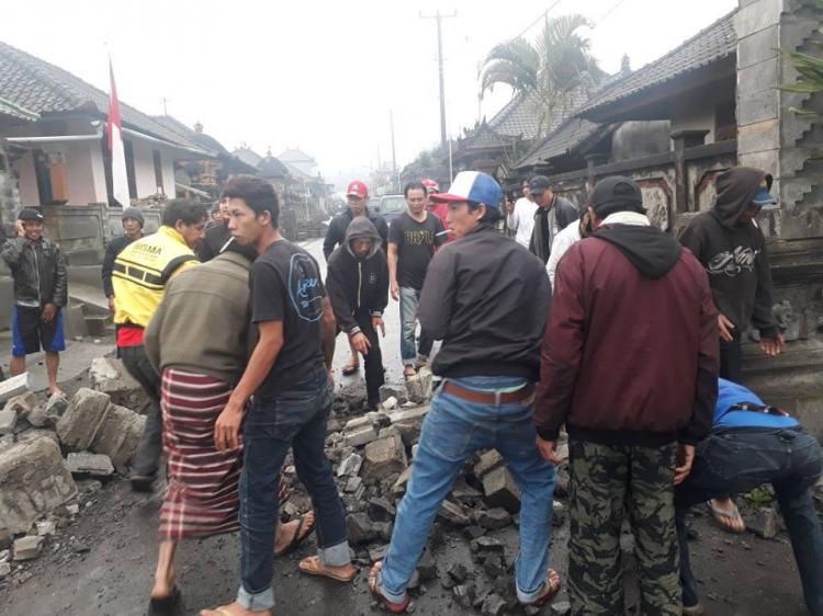 Masyarakat Sekarmukti bahu membahu membersihkan puing-puing akibat Gempa.