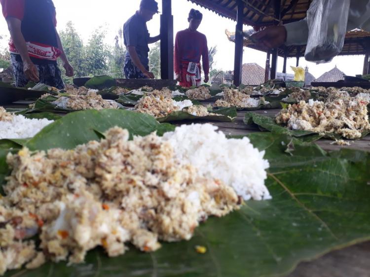 "Mecacar Malang Anggara Kasih" di Banjar Sekarmukti Belok/Sidan