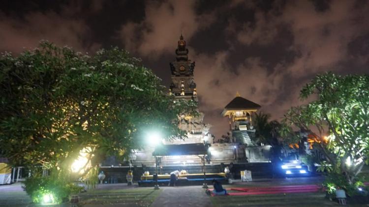 " Megahnya Pura Agung Jagat Karana  Surabaya "