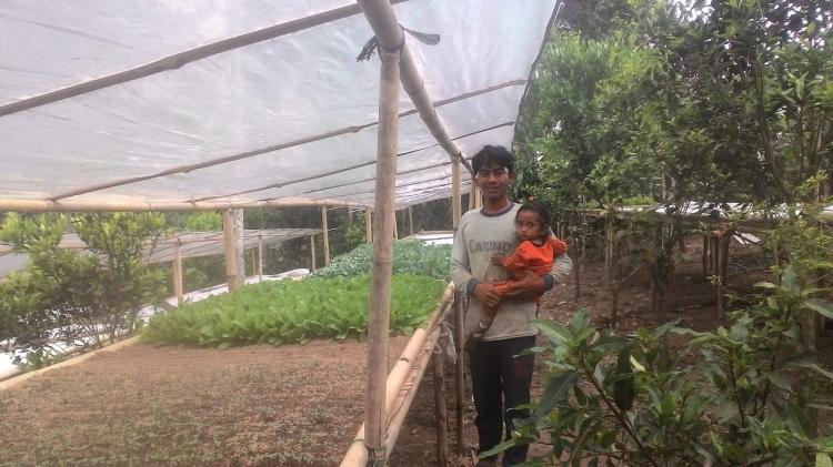 Melihat Peluang, Usaha Bibit Sayurpun Di Gelutinya