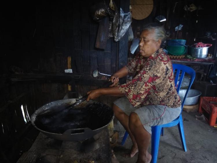 Menyambut piodalan, Ibu Ibu membuat kue dodol khas Br. Sidan.