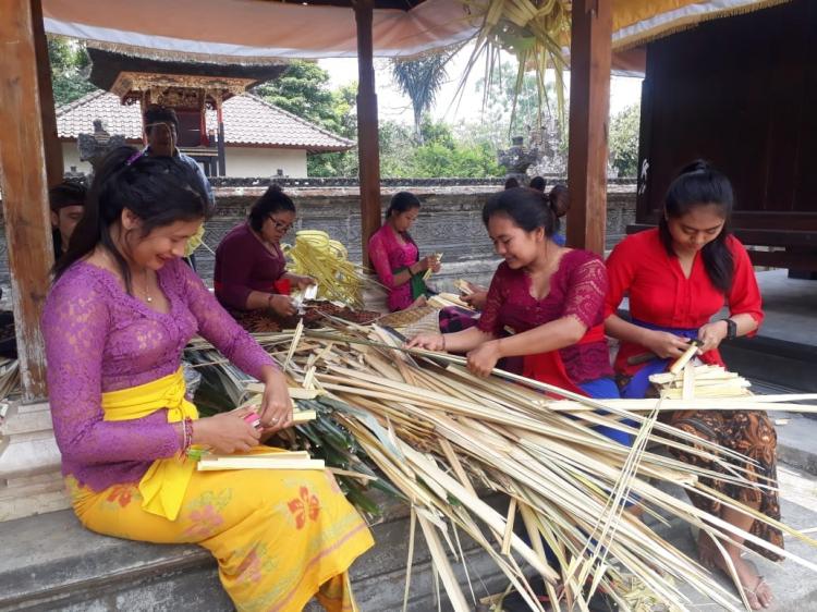 "Mimih Dewa Ratu" Daha Sekarmukti Ngayah Mejejahitan